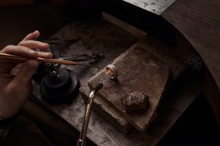 Enola Nussbaumer dans son atelier